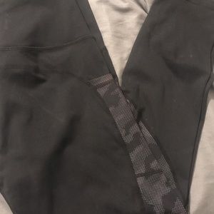 Black Camo Reflective Pocket Brilliant Hi-Rise Capri 20"